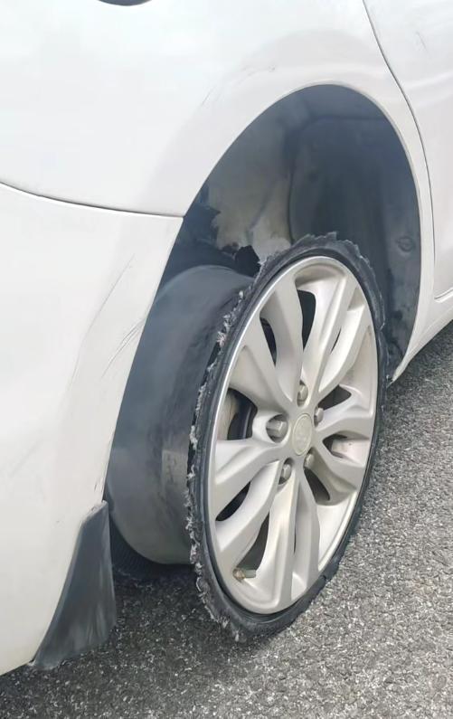車主回應(yīng)開車輪胎磨剩輪轂 胎壓報警未察覺